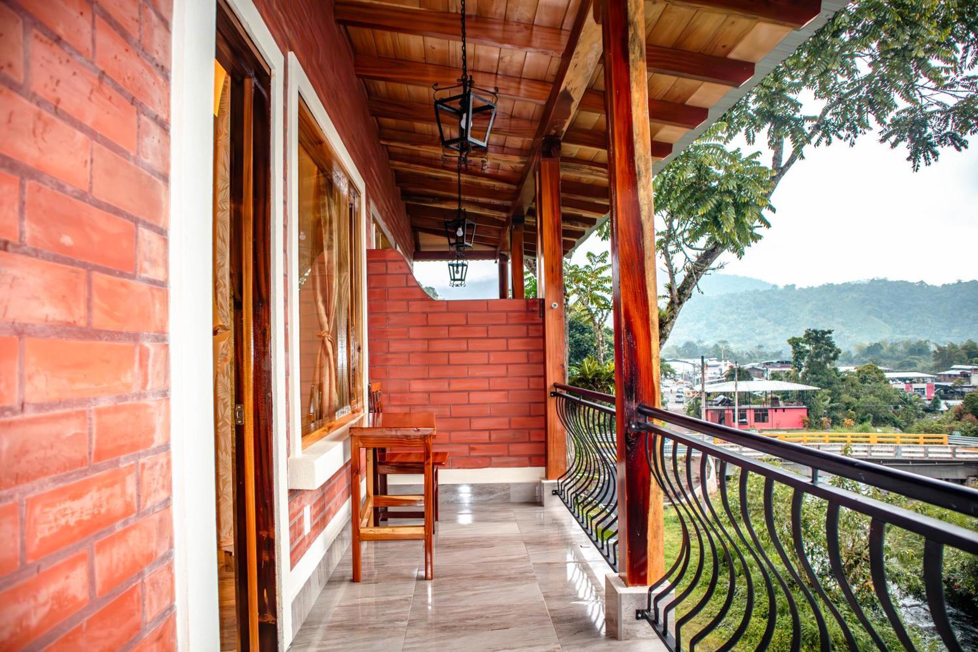 La Casa De Cecilia Mindo Hostel Exterior photo